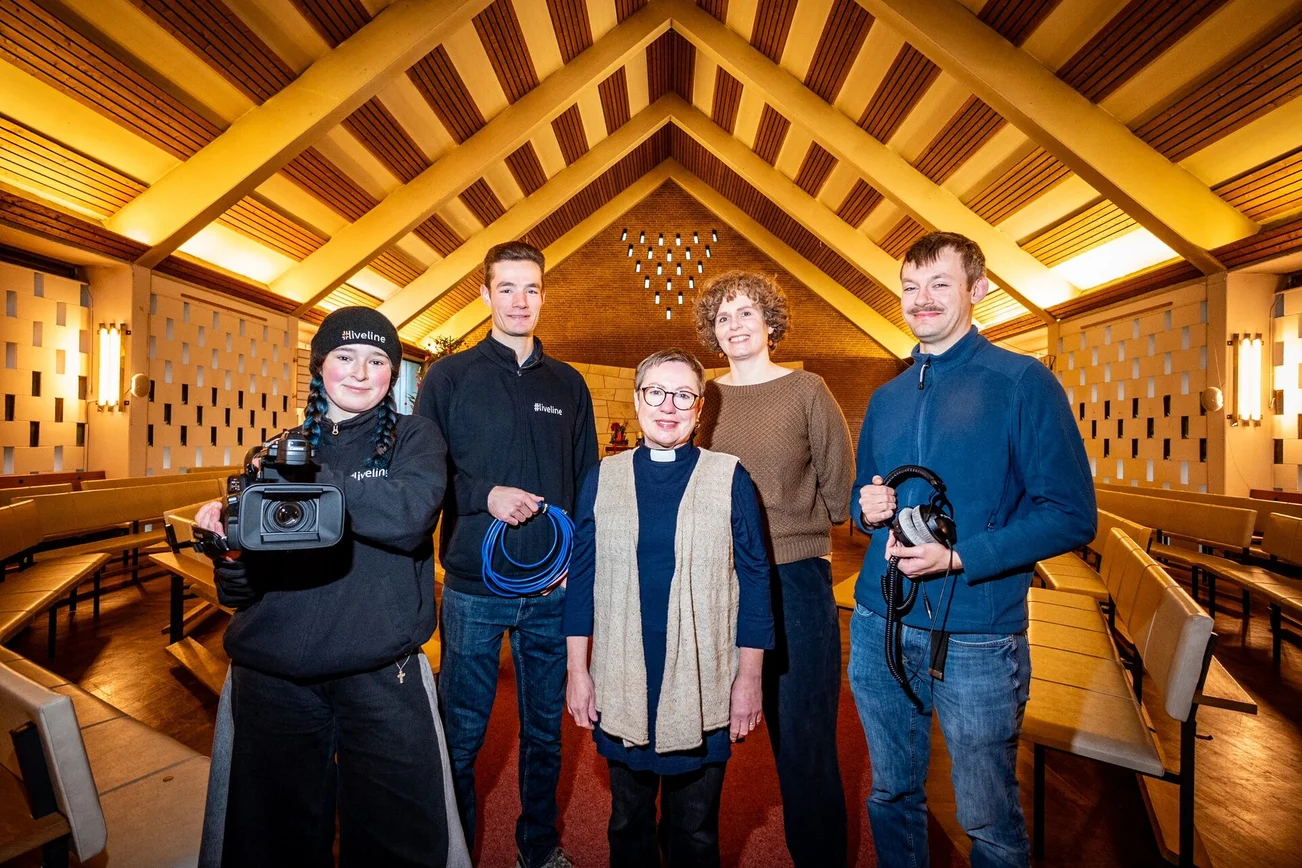 Menschen in einer Kirche 