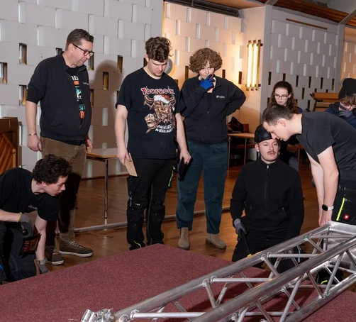 Menschen in einer Kirche 