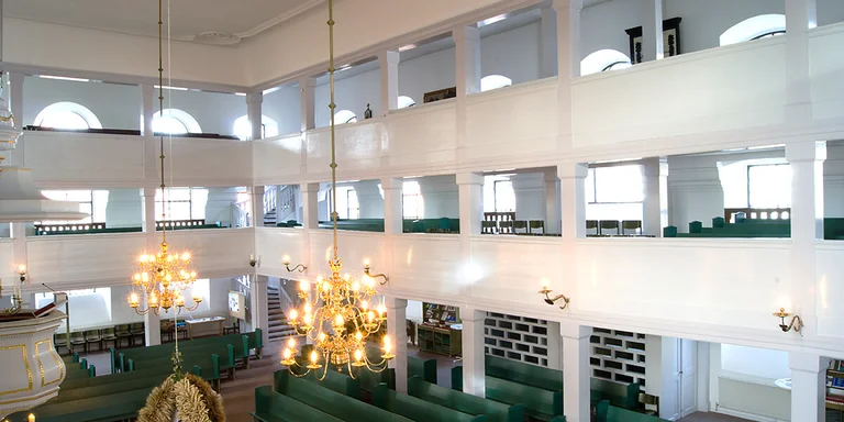 Innenansicht von St. Petri Ratzeburg mit Blick auf zwei Emporen