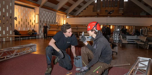 Menschen in einer Kirche 