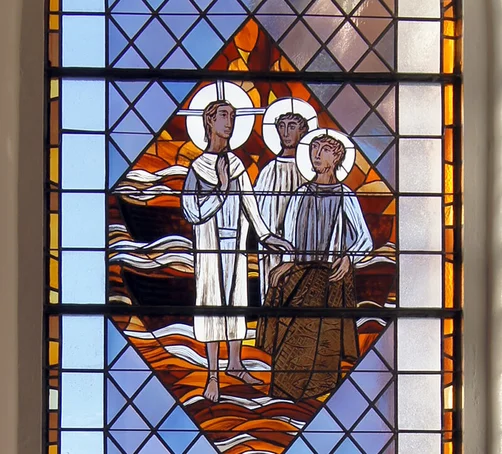 Blick auf ein hohes Bleiglasfenster in St. Petri Ratzeburg