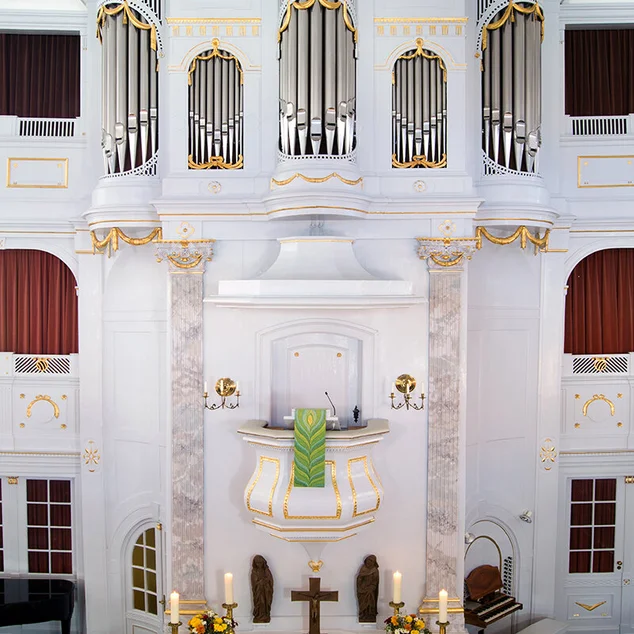 Blick auf den Altar und darüberliegende Kanzel und Orgel in St. Petri Ratzeburg